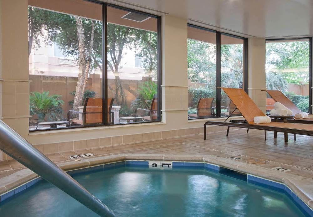 Courtyard Beaumont Hotell Exteriör bild